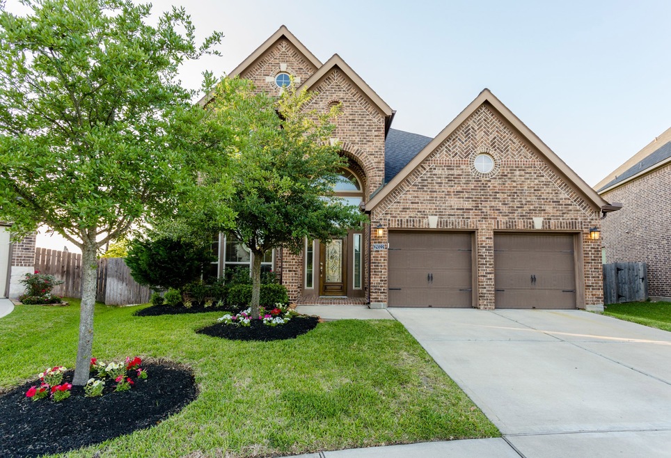 Welcome to this beautiful and well maintained Perry home. Sitting on an over sized lot, this home has it all!