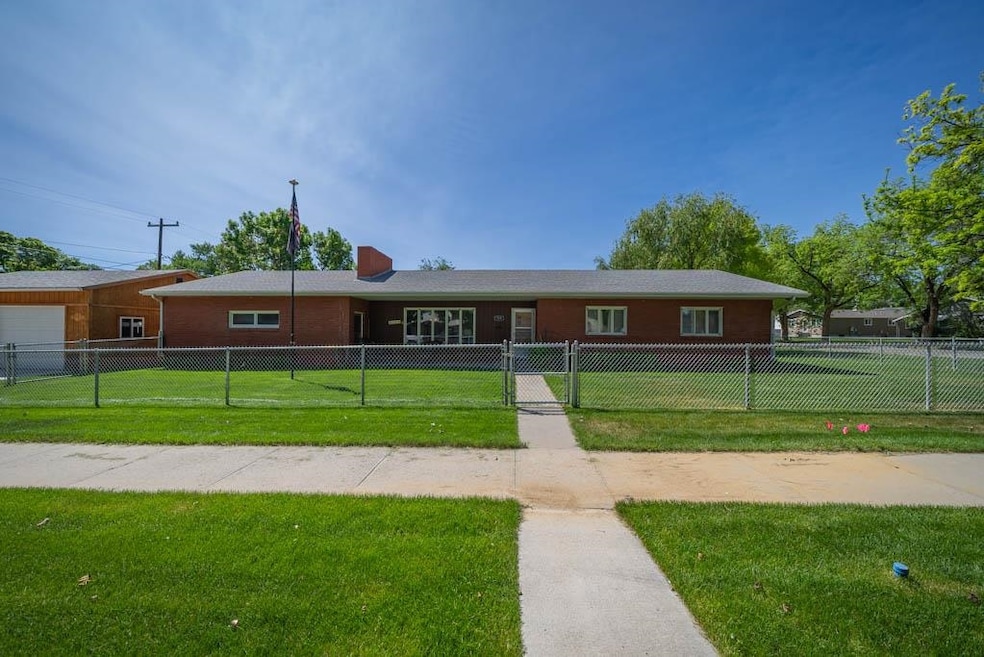 719 W B St, Basin, WY 82410 - photo 1