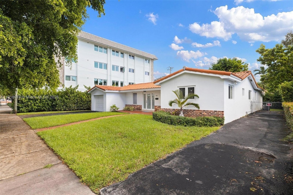 811 Capri St, Coral Gables, FL 33134 - photo 1