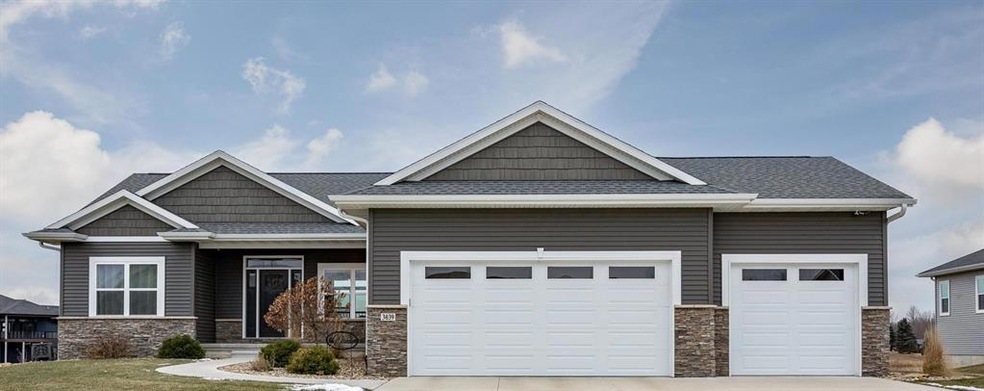 3039 Savannah Ct, Hiawatha, IA 52233 - photo 1