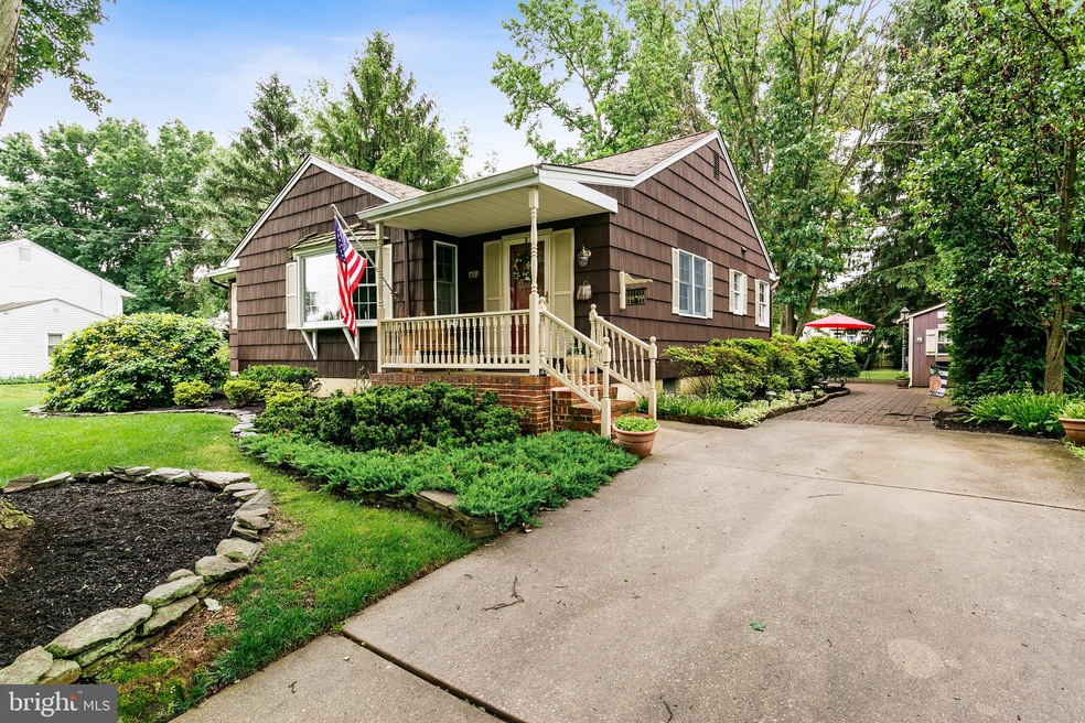 434 Parkview Dr, Mount Holly, NJ 08060 - photo 1