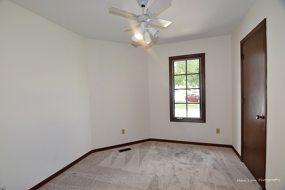 1110 Emerald Dr, Aurora, IL 60506 - photo 1