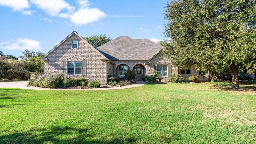 View of front of home featuring a front yard