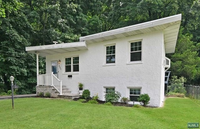 221 Lakeview Dr, Ridgewood, NJ 07450 - photo 1