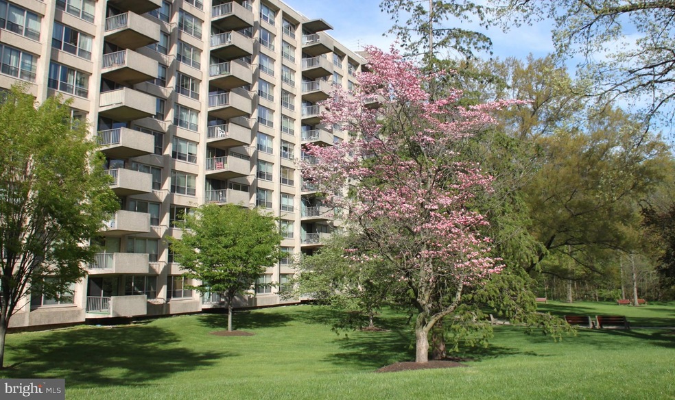 Green Hill Condominiums unit E-906, Wynnewood, PA 19096 - photo 1