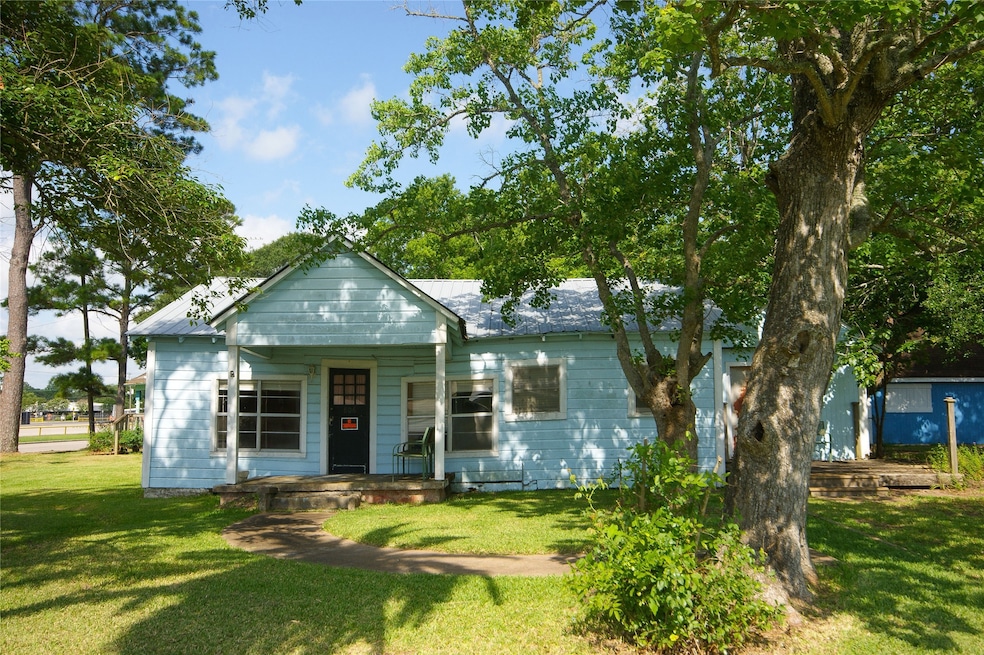 806 S 2nd St, Alvin, TX 77511 - photo 1