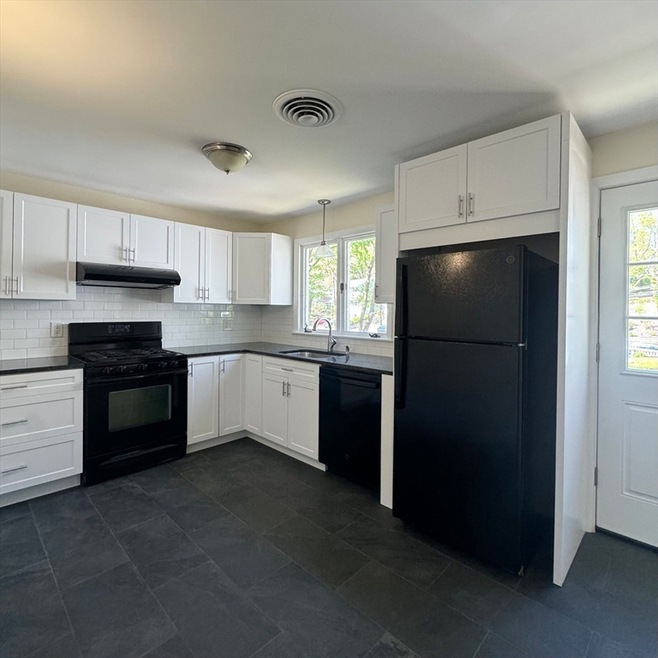 725 Vfw Pkwy unit 2, Boston, MA 02132 - photo 1