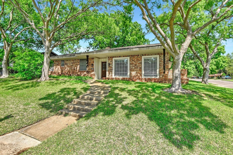 2901 Mimosa Dr, Sherman, TX 75092 - photo 1