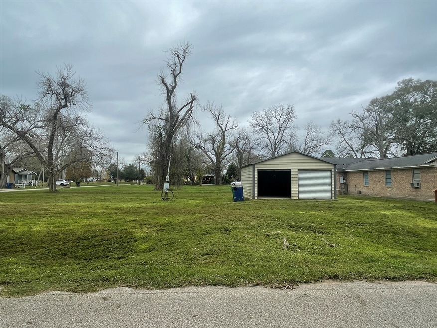304 Walnut St, Brazoria, TX 77422 - photo 1