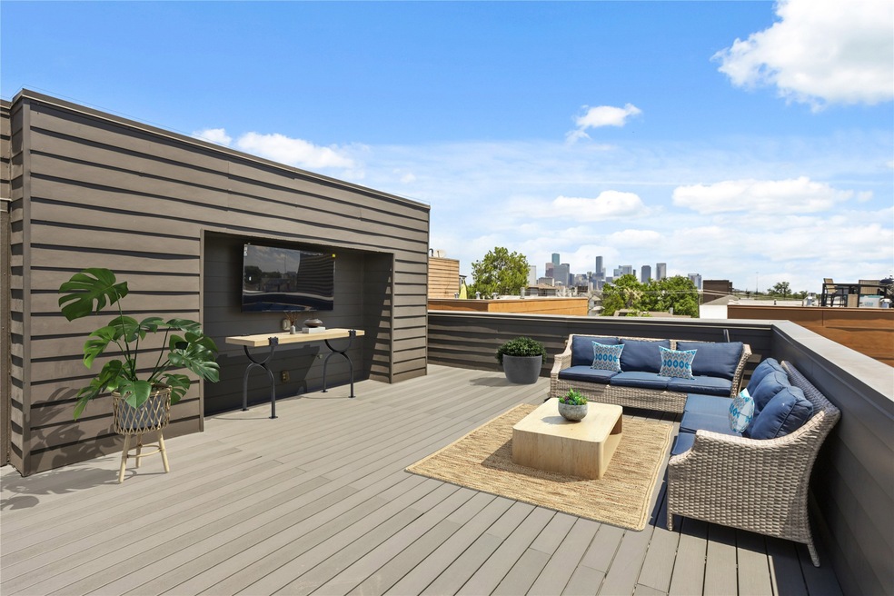 The rooftop deck has views of Downtown Houston! *P