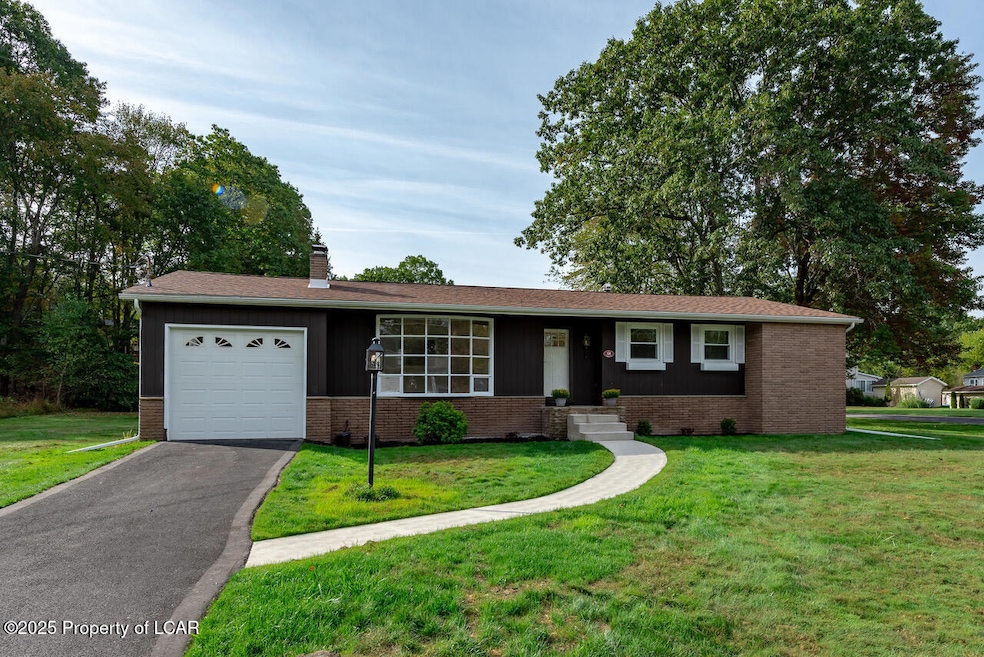 38 Terrace Dr, Mountain Top, PA 18707 - photo 1