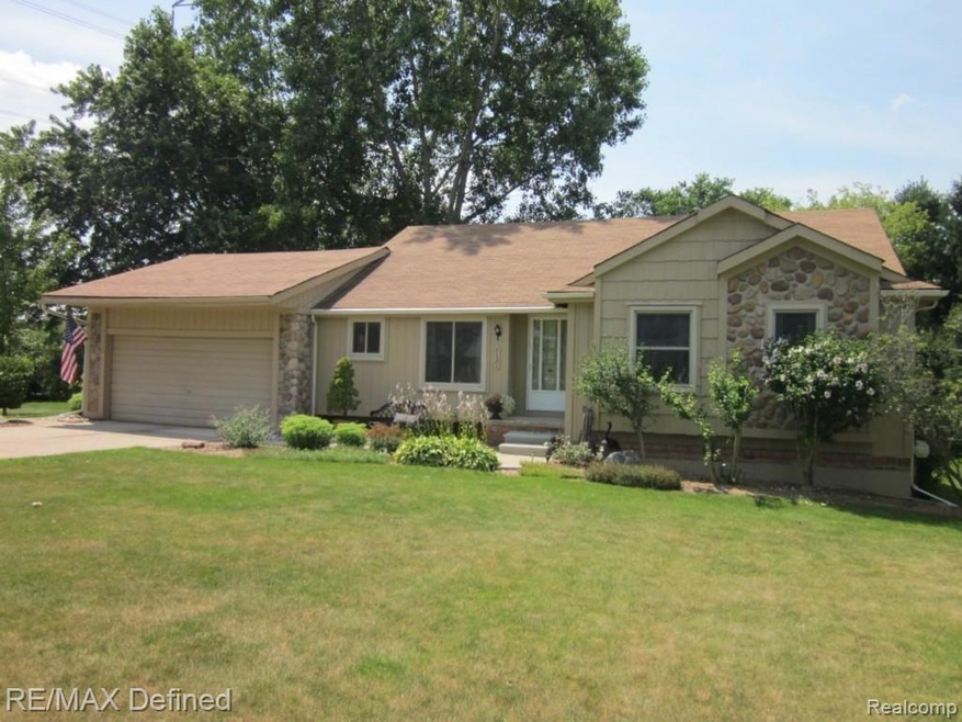 1121 Eagle Nest Dr, Rochester, MI 48306 - photo 1