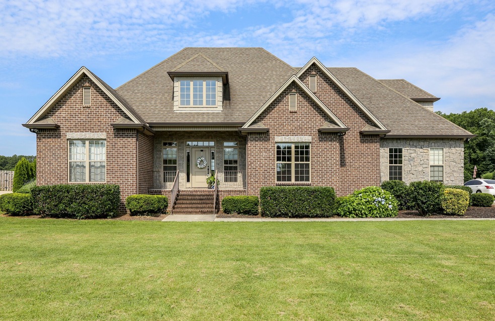 Beautiful 3 BR/3 bath home in Wellington subdivision! Only minutes from I-24. Convenient to Murfreesboro!