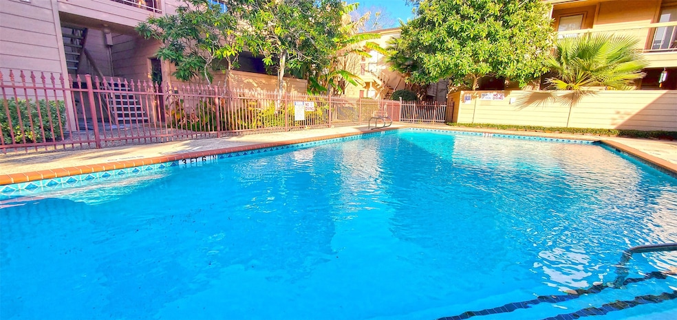 2125 Augusta Dr unit 10, Houston, TX 77057 - photo 1