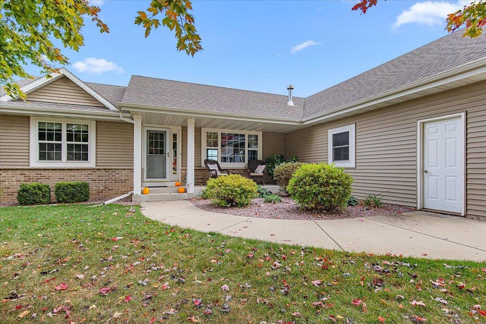 744 Ojibwe Path, Kewaskum, WI 53040 - photo 1