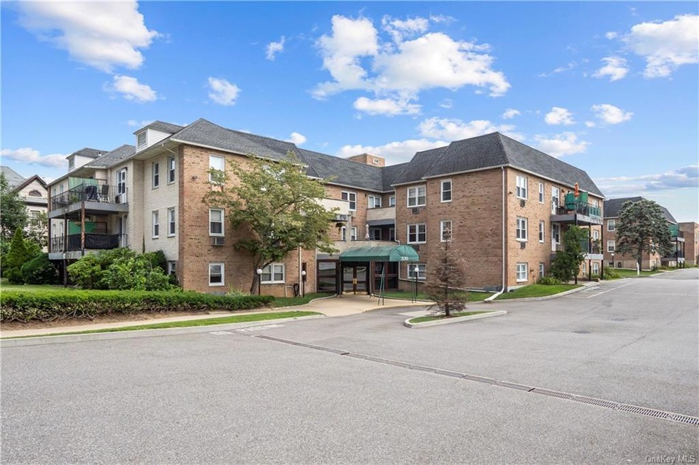 Greentree at Lynbrook unit B17, Lynbrook, NY 11563 - photo 1