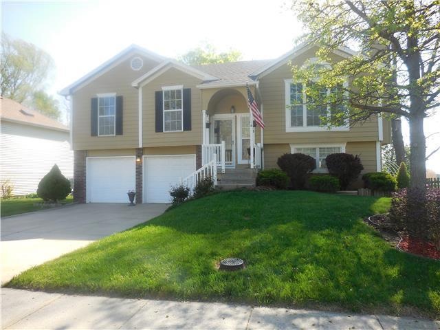 613 N Crest Dr, Raymore, MO 64083 - photo 1