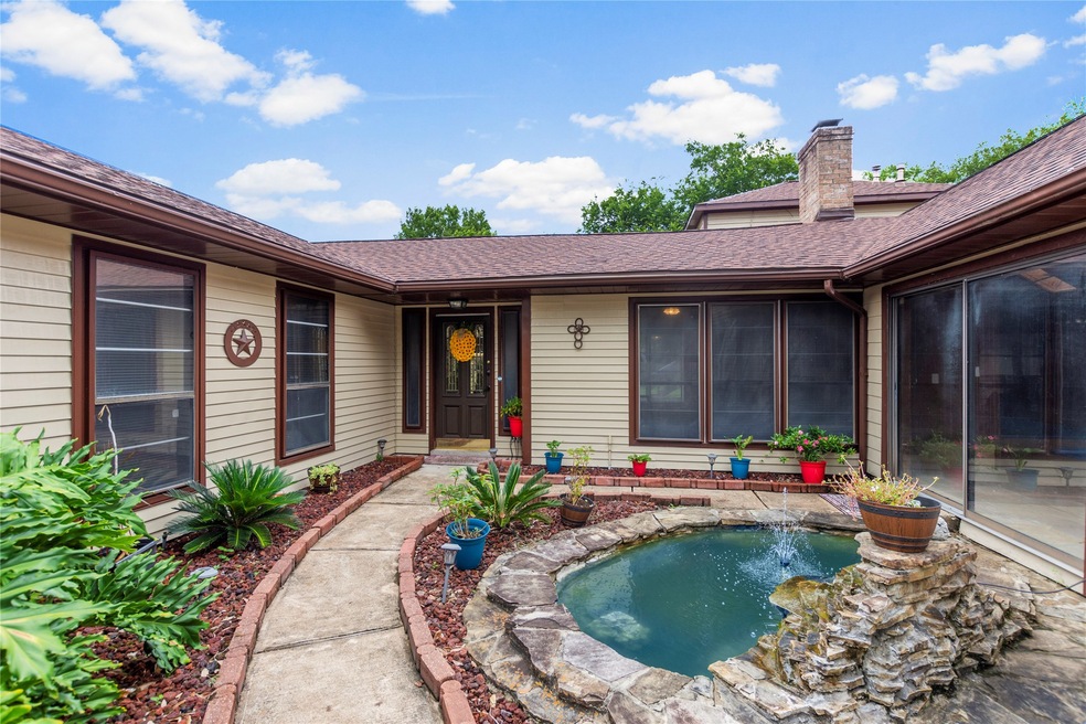 513 Point Clear Dr, Friendswood, TX 77546 - photo 1