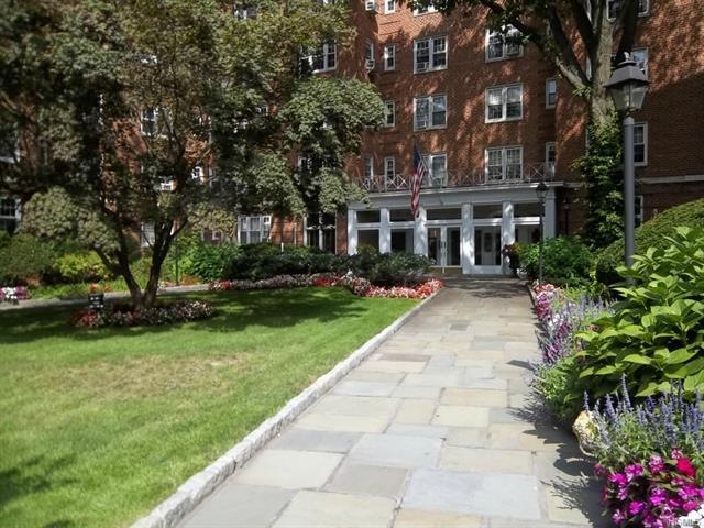 949 Palmer Rd unit 2N, Bronxville, NY 10708 - photo 1
