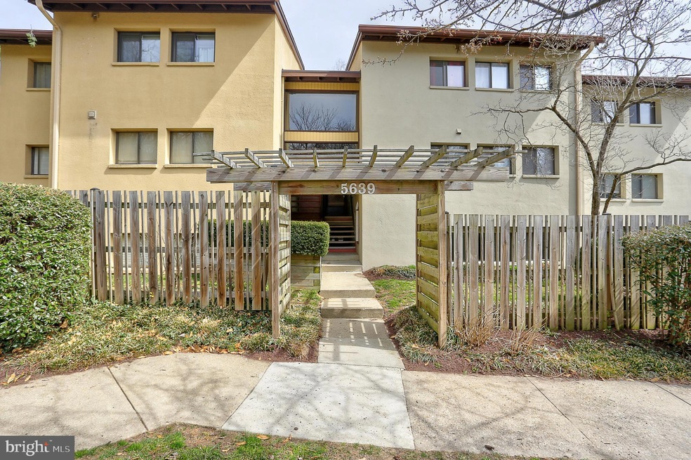 5639 Harpers Farm Rd unit D, Columbia, MD 21044 - photo 1