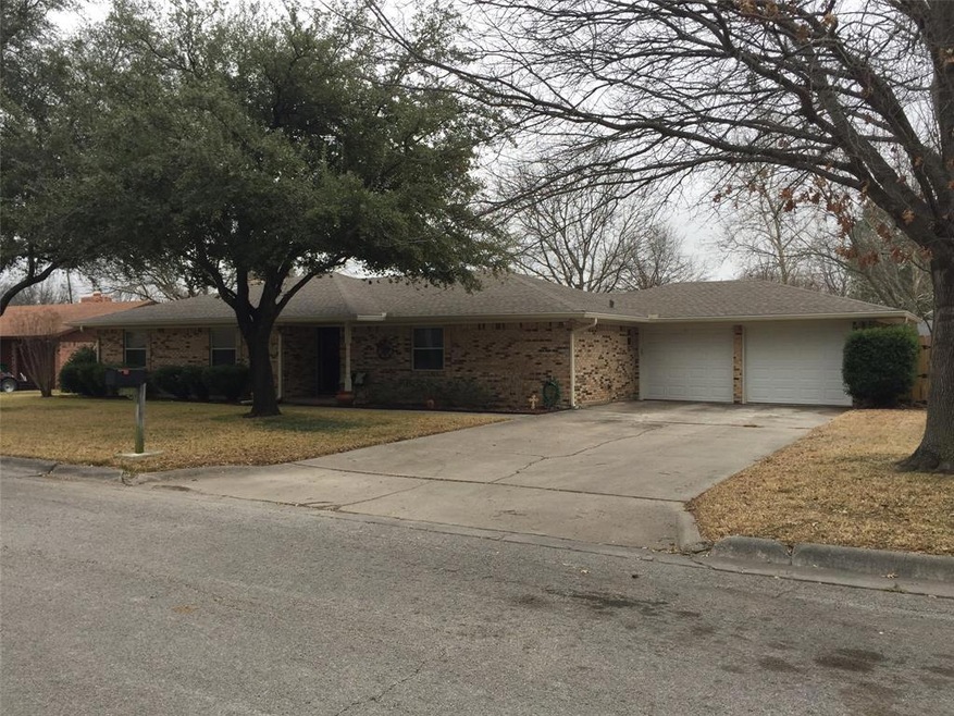 2008 Woodlawn St, Gainesville, TX 76240 - photo 1