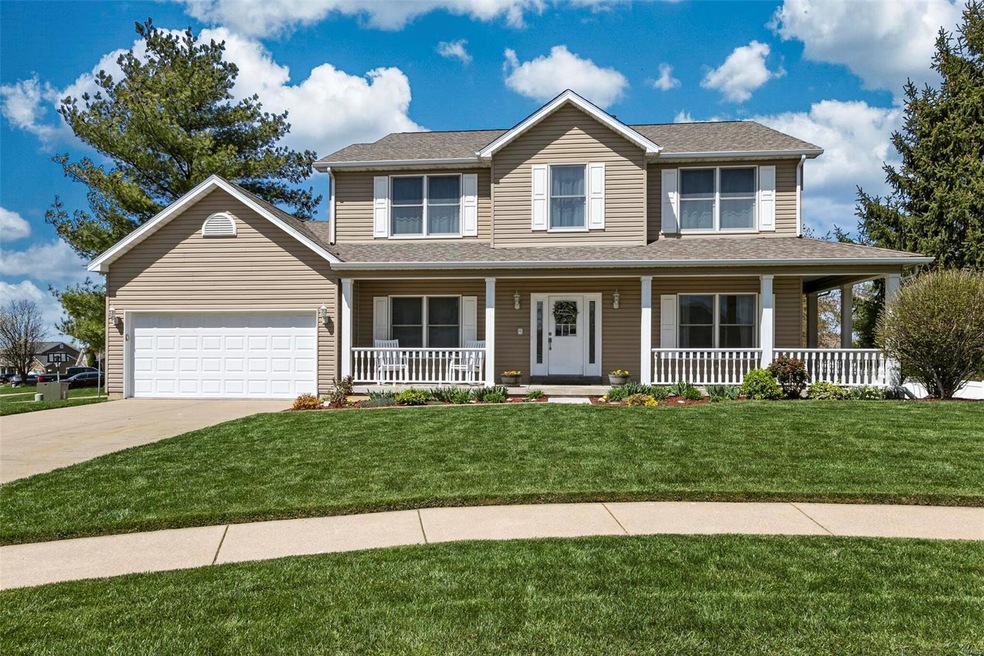 home sits in cul-de-sac