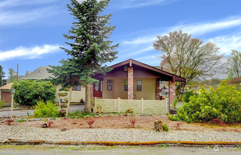 829 SE Adams Ave, Chehalis, WA 98532 - photo 1