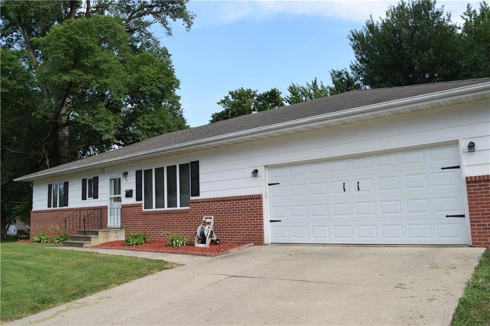 1011 N 8th Ave E, Newton, IA 50208 - photo 1