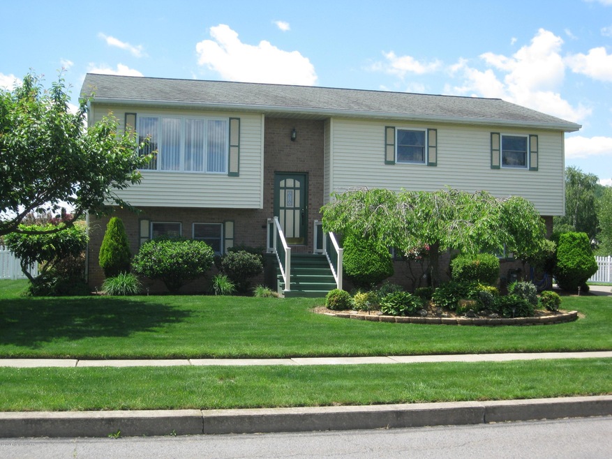 207 Robin Dr, Kingston, PA 18704 - photo 1