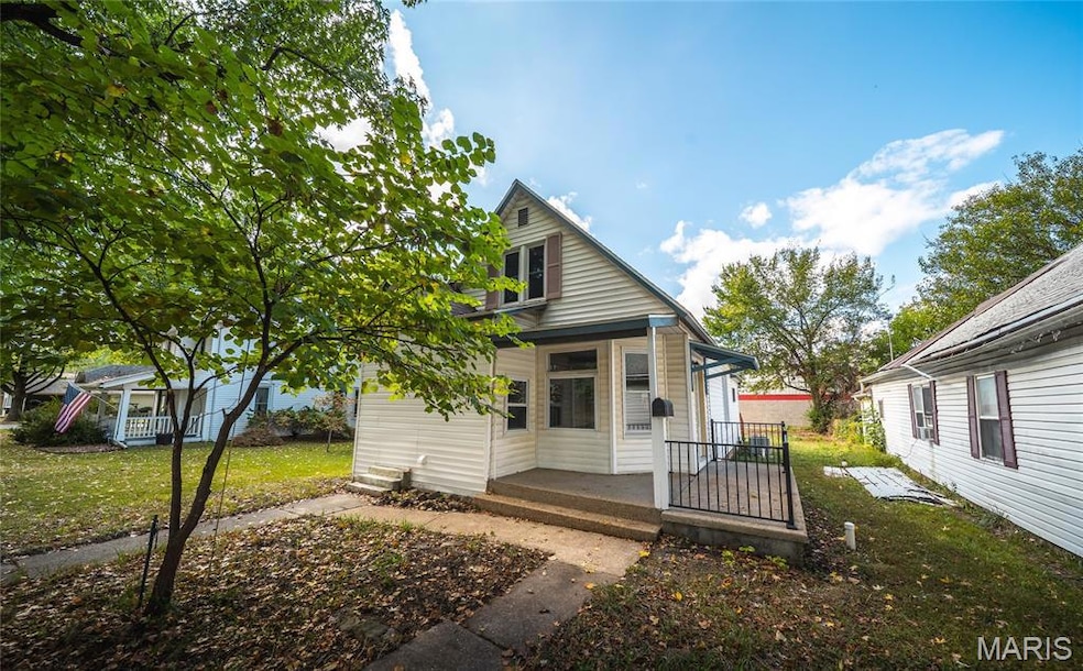 View of front facade with a front lawn