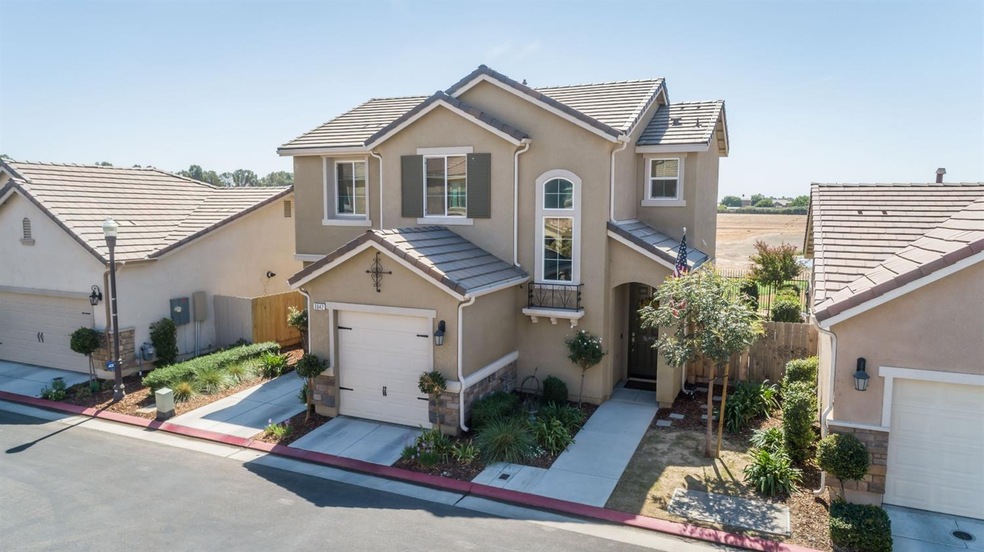 3042 Mount Rainier Ln, Clovis, CA 93619 - photo 1