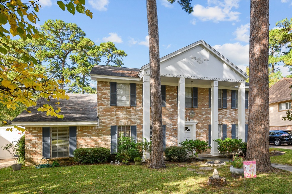 3814 Stillview! Awesome layout, huge lot in a mature neighborhood with close access to shopping, commuting, and local schools, so much potential!