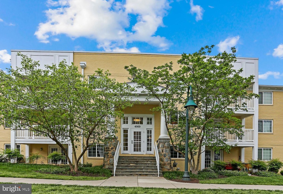 4151 S Four Mile Run Dr unit 302, Arlington, VA 22204 - photo 1