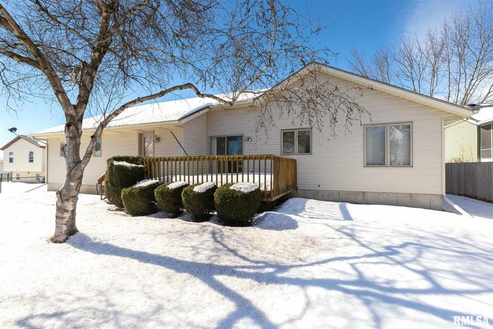 4333 Cedar St, Davenport, IA 52806 - photo 1