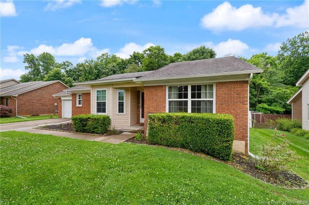 4621 Shady View Dr, Floyds Knobs, IN 47119 - photo 1