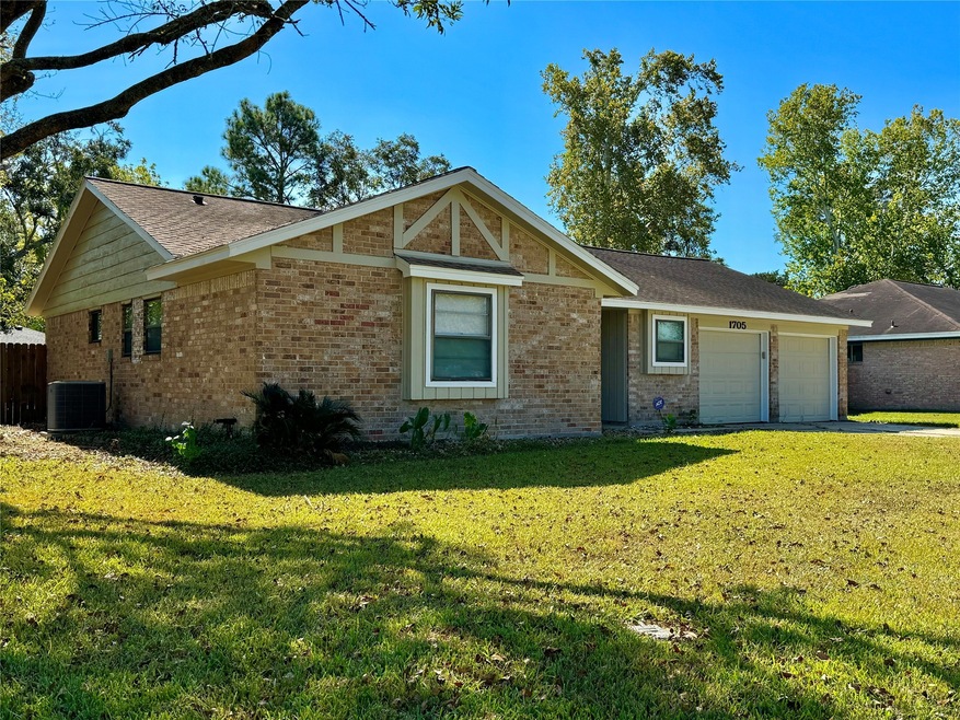 1705 Parkcrest St, Alvin, TX 77511 - photo 1