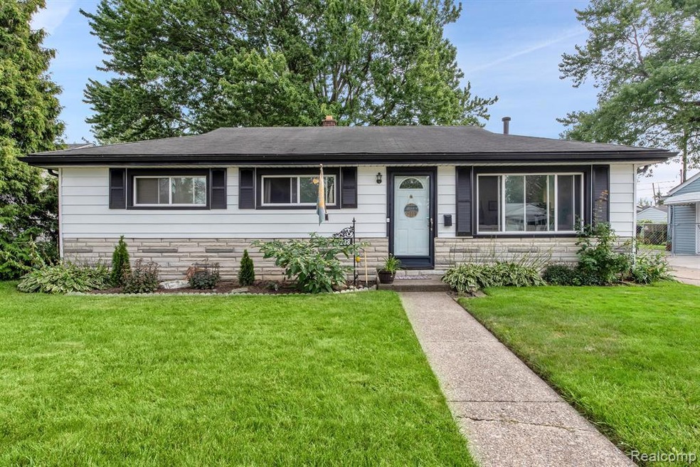 15238 Wildwood St, Roseville, MI 48066 - photo 1