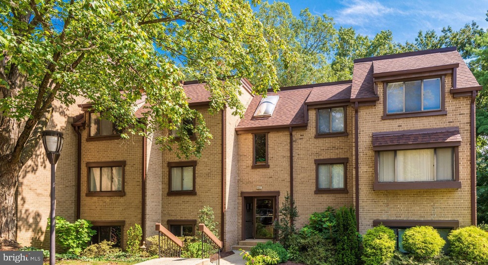 1637 Parkcrest Cir unit 300, Reston, VA 20190 - photo 1