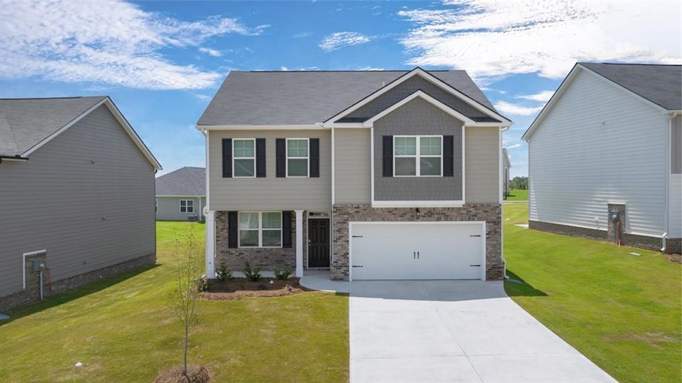 View of front of property featuring a front lawn a