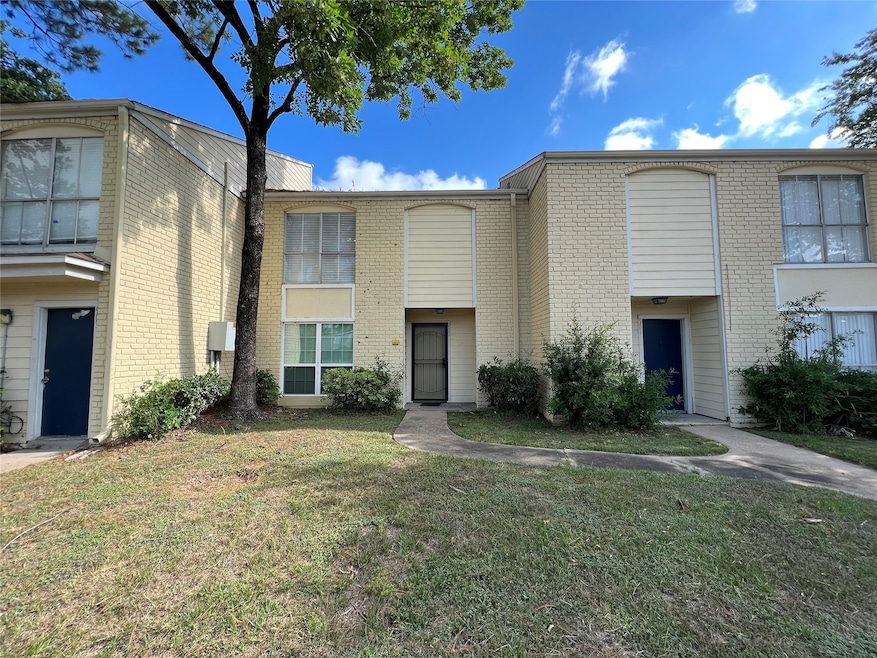 6200 W Tidwell Rd unit 902, Houston, TX 77092 - photo 1