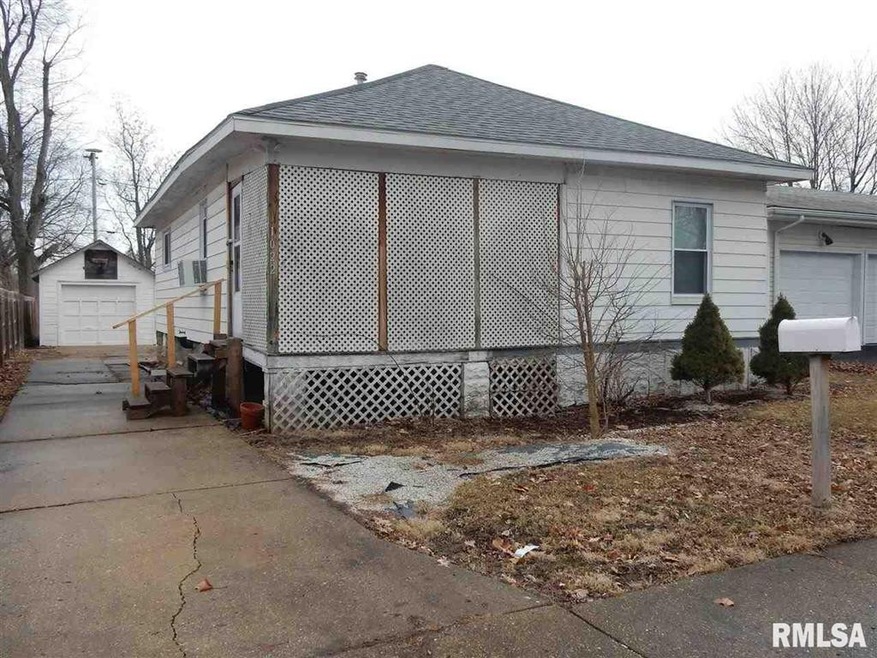 1022 Clinton St, Lincoln, IL 62656 - photo 1