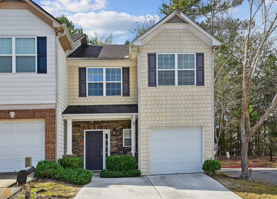 Bright, End-Unit Townhome!