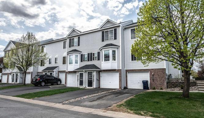 15513 Float Ln Apple Valley MN-small-001-009-Front
