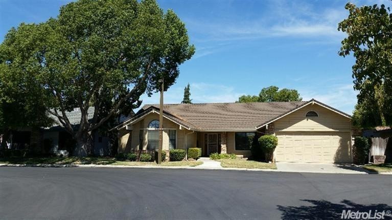 Over 1800sqft. Lovely California Ranch style home 