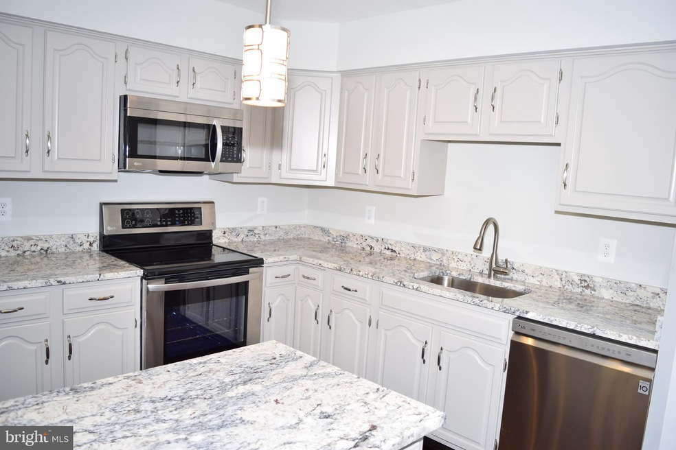 5717 Mayfair Manor Dr, Rockville, MD 20852 - photo 1