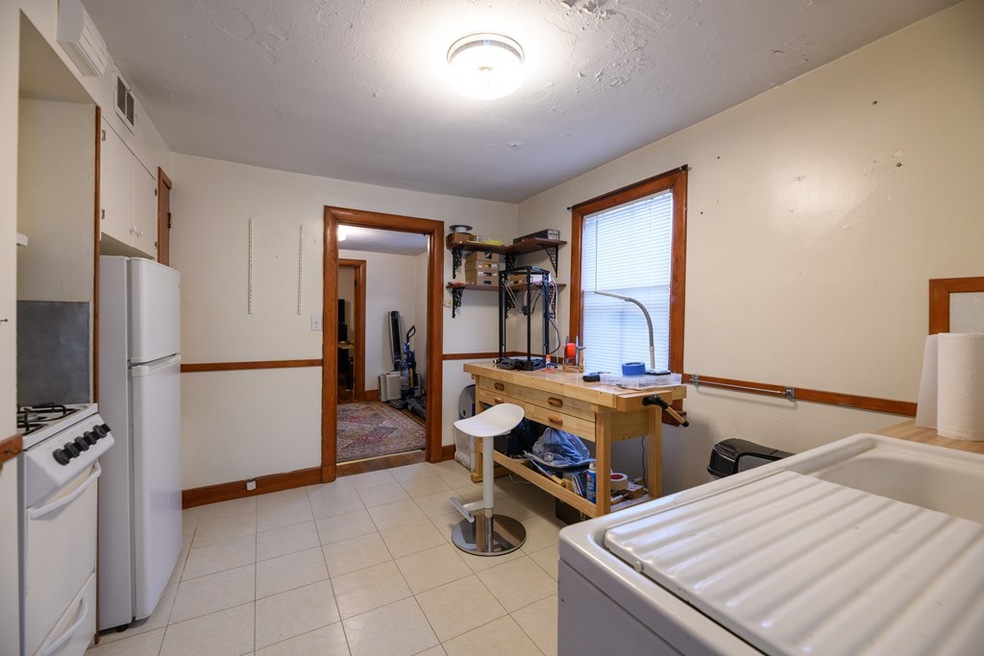 17 Montgomery St unit 3, Cambridge, MA 02140 - photo 1