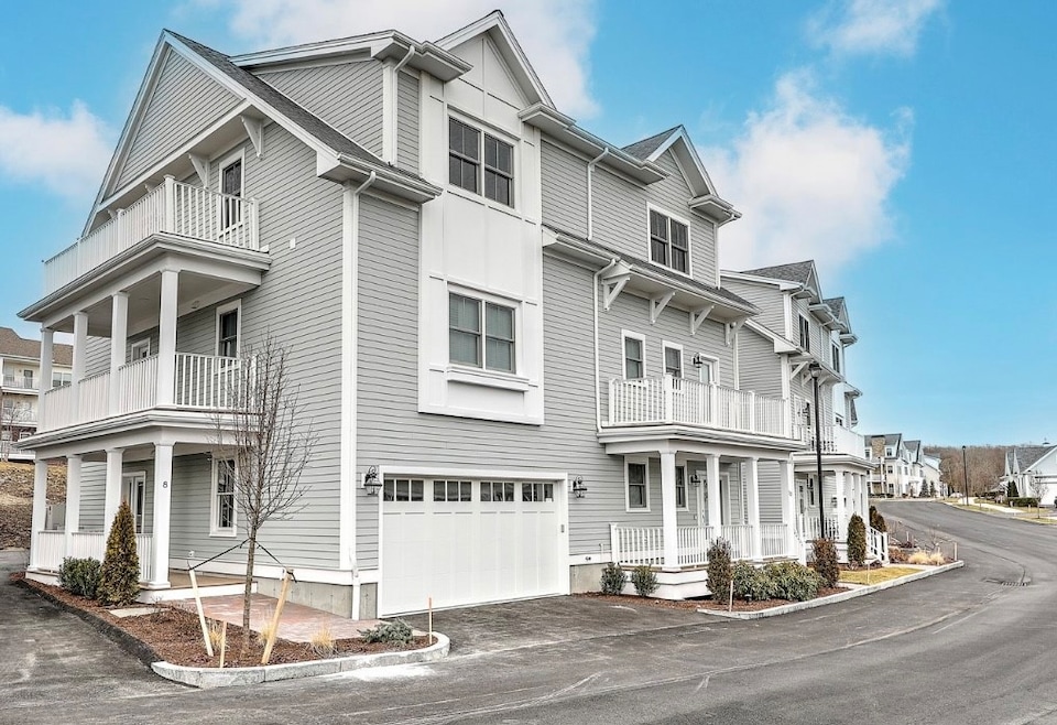 8 Kettle Point Ave unit 2, East Providence, RI 02915 - photo 1