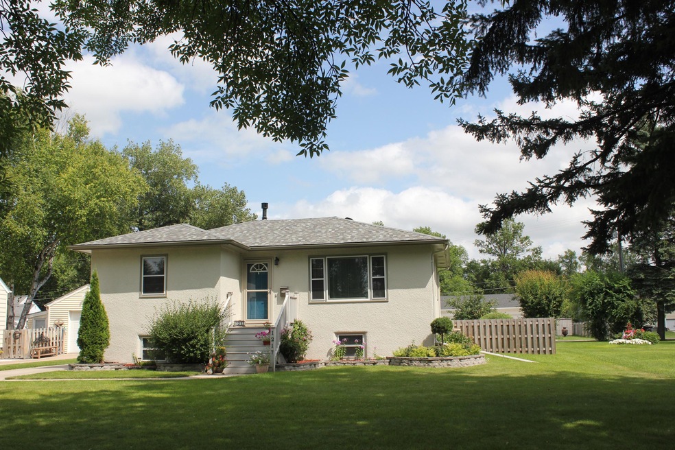 1217 S 9th St, Grand Forks, ND 58201 - photo 1