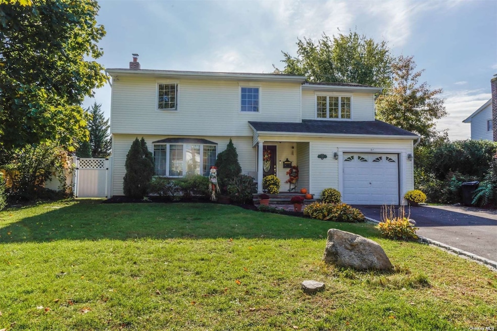 30 Seneca Dr, ComMacK, NY 11725 - photo 1