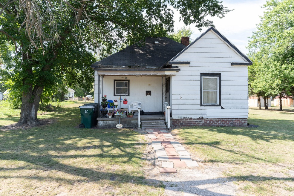 120 W Hinton Ave, Moberly, MO 65270 - photo 1